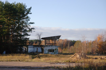A Skulte Building Nestled In The Middle Of A Field.